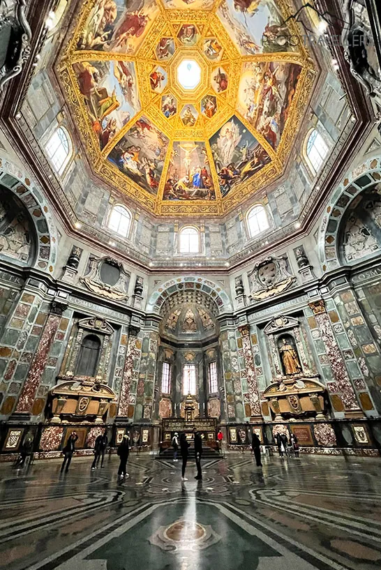 Im Inneren der imposanten Fürstenkapelle in Florenz
