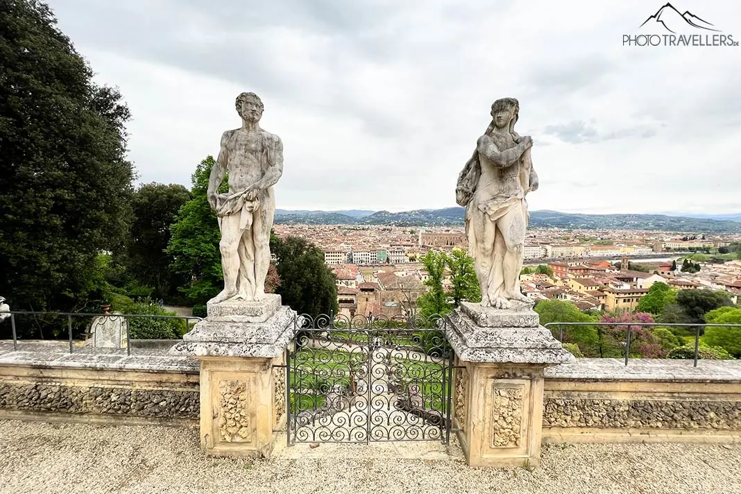 Zwei Statuen mit Blick auf Florenz im Giardino Bardini