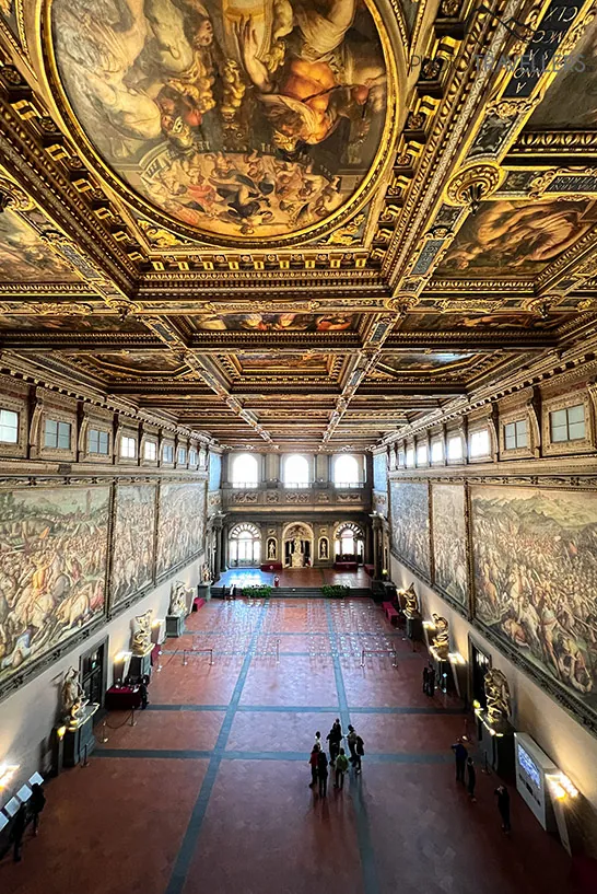 Der golden verzierte Sala dei Cinquecento (Saal der Fünfhundert) im Palazzo Vecchio in Florenz