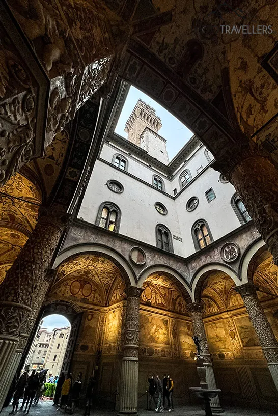 Der Innenhof vom Palazzo Vecchio mit Blick auf den Turm