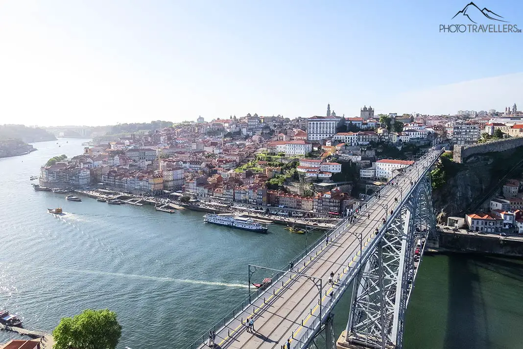 Der Blick von der Aussichtsplattform Miradouro da Serra do Pilar auf die Altstadt von Porto