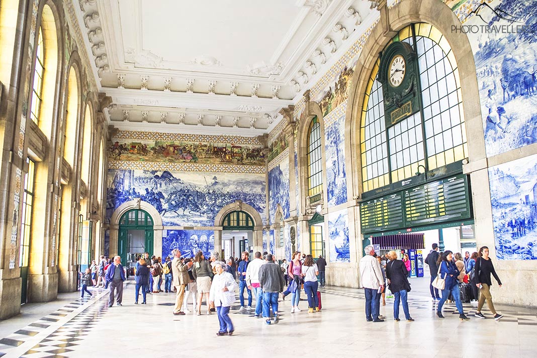 Die Bahnhofshalle von São Bento mit den Azulejos