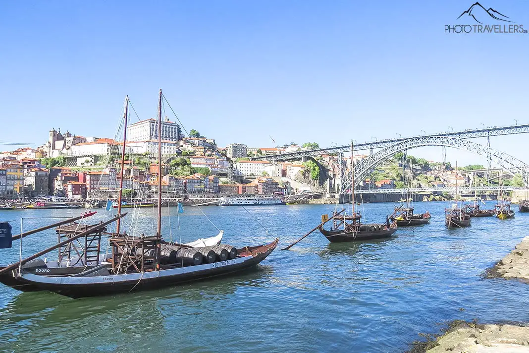 Der Blick von der Uferpromenade von Vila Nova de Gaia auf Porto