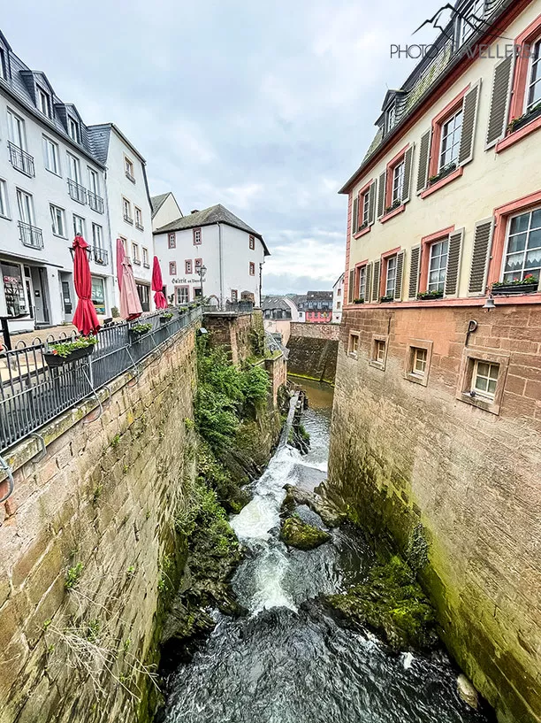 Blick auf den Wasserfall in Saarburg