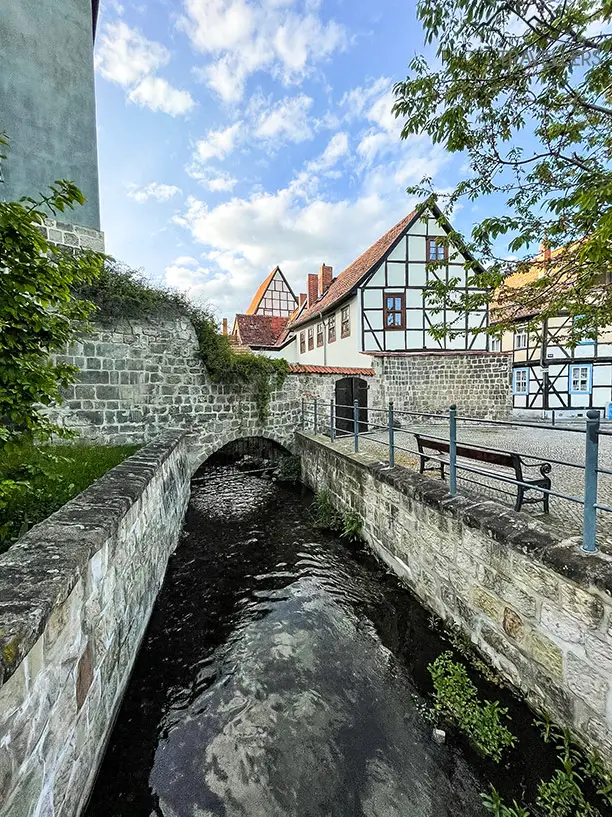 Ein Fluss führt durch die Stadt Quedlinburg