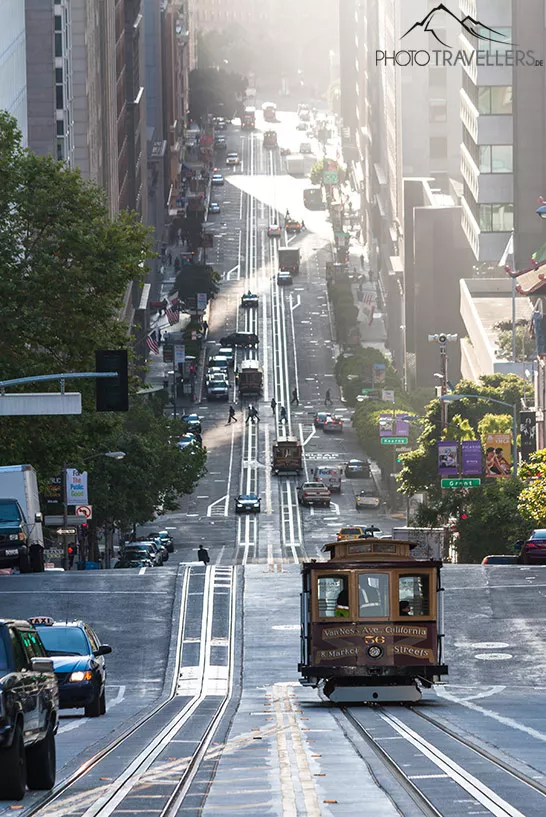 Ein Cable Car zwischen Hochhäusern in San Francisco