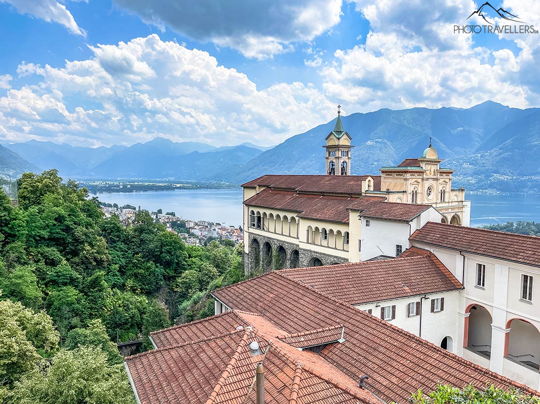 Die Madonna del Sasso thront über der Stadt Locarno