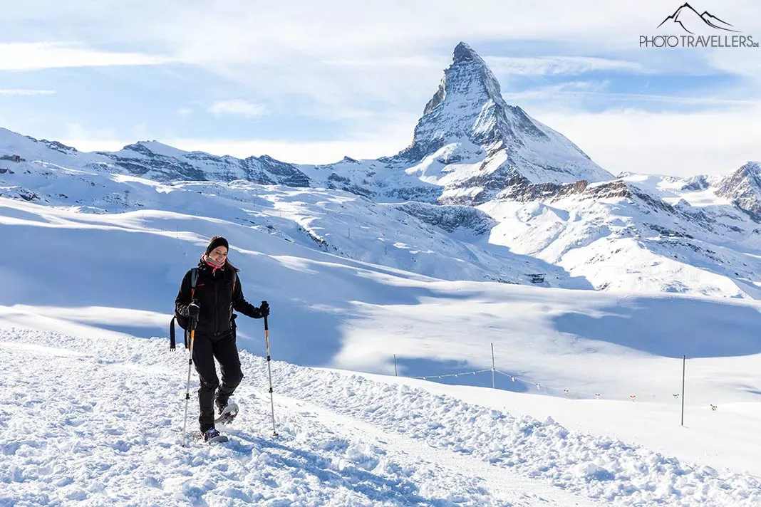Reisebloggerin Biggi Bauer mit Schneeschuhen am Matterhorn