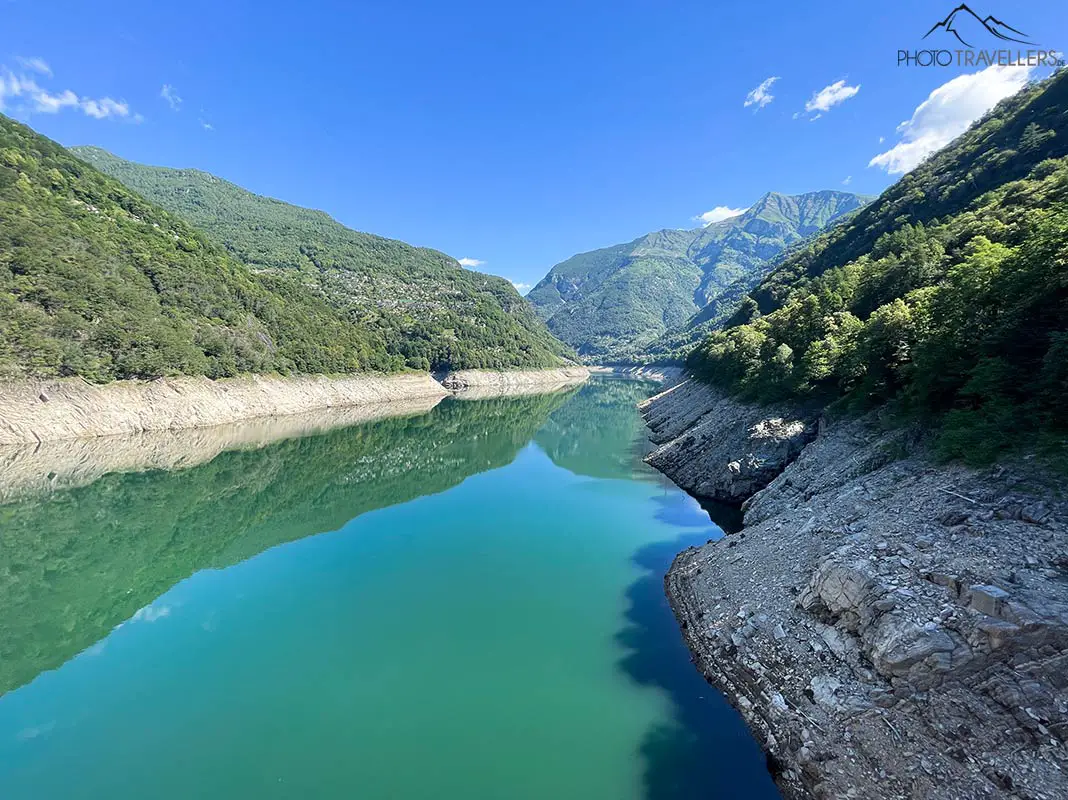 Der Lago di Vogorno am Beginn des Verzascatals mit der James Bond Staumauer