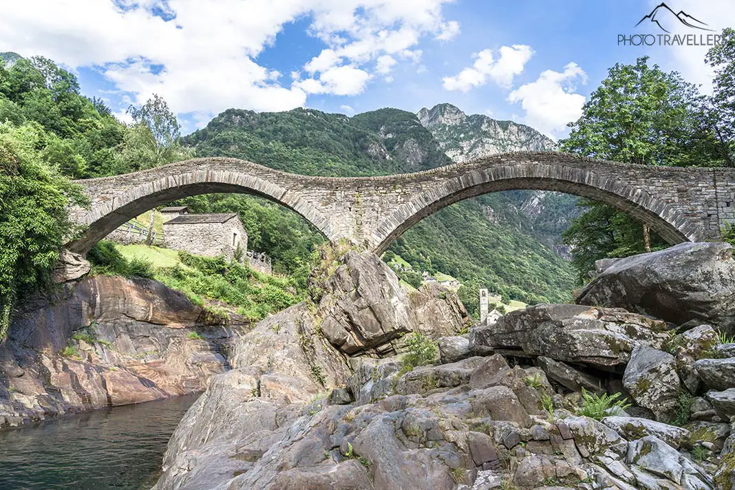 Die Brücke Ponte dei Salti im Valle Verzasca