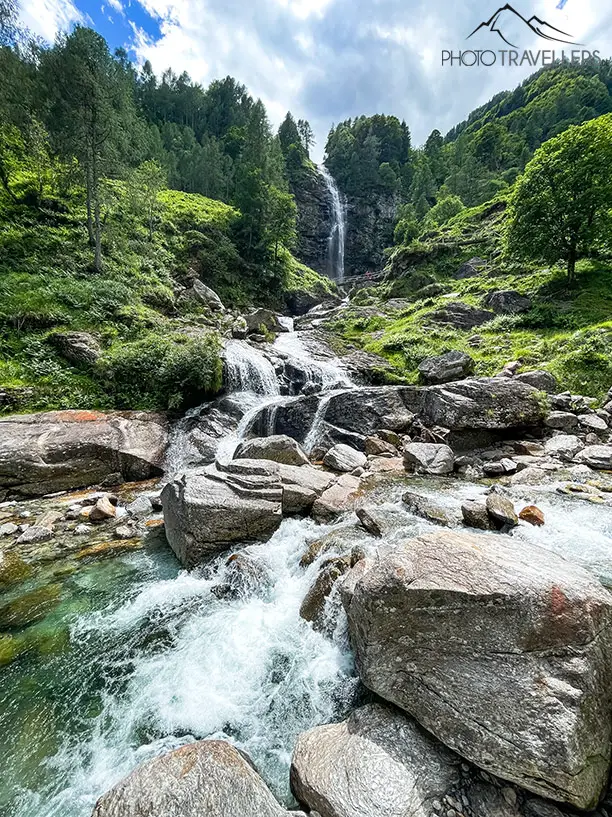 Der Wasserfall la Froda im Valle Verzasca