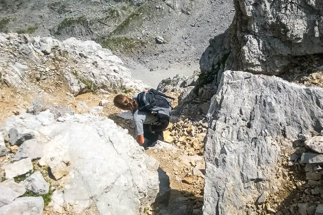 Ein Wanderer beim Abstieg vom Vorderen Drachenkopf
