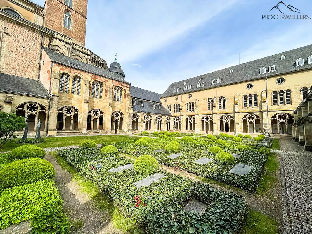 Der Innenhof, der Kreuzgang sowie der Blick auf die Liebfrauenkirche von Trier