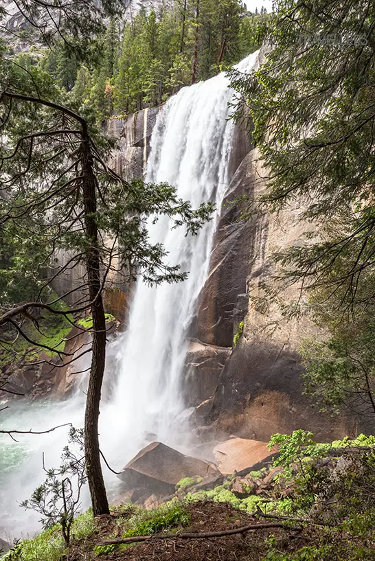 Der Blick auf den Vernan Fall auf dem Mist Trail im Yosemite Nationalpark