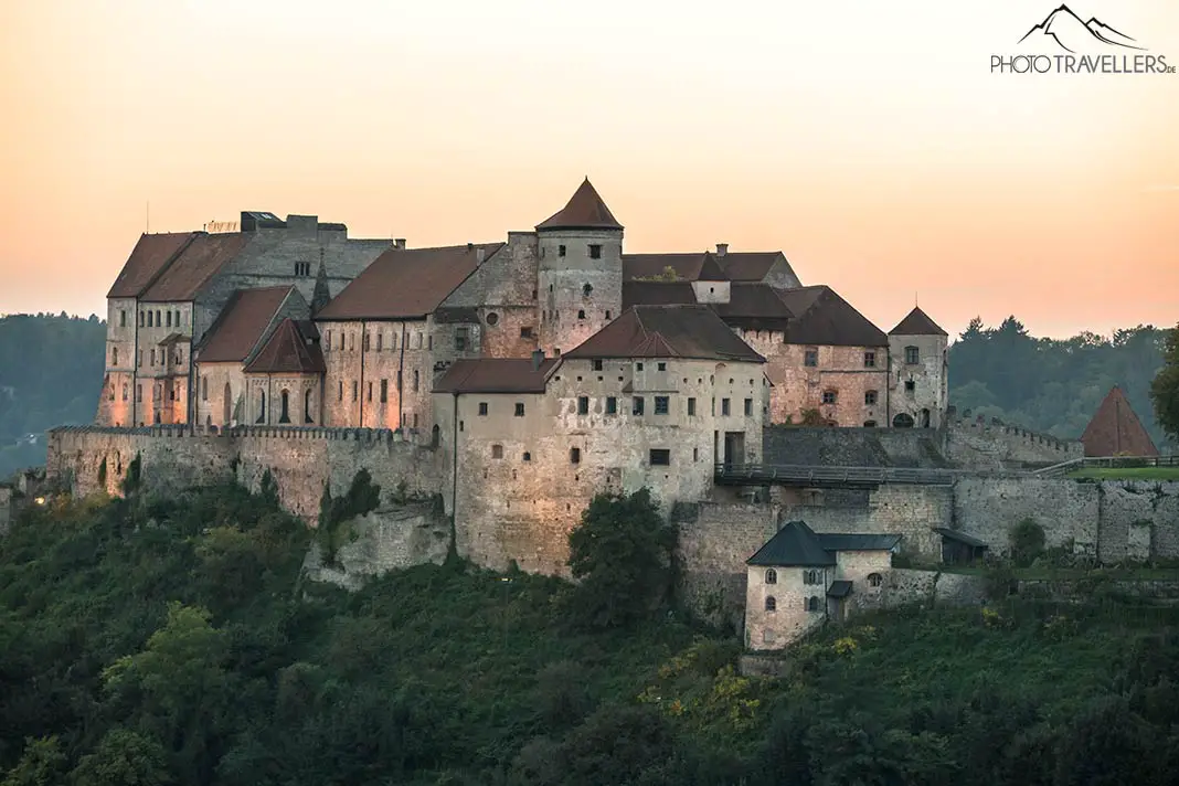 The view of Burghausen Castle in the evening