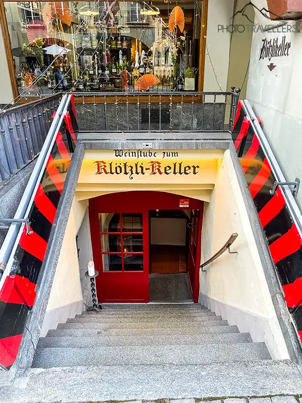 Eingang eines Restaurants in den Keller hinunter in Bern