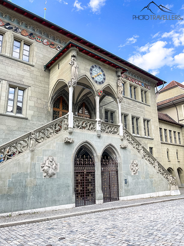 Blick auf die Außenfassade des historischen Rathauses