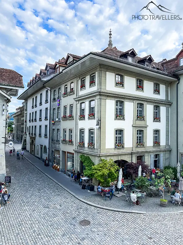 Der Rathausplatz in Bern mit schönen Gebäuden