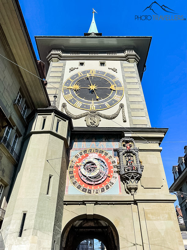 Blick auf den großen Turm mit der Zytglogge in Bern