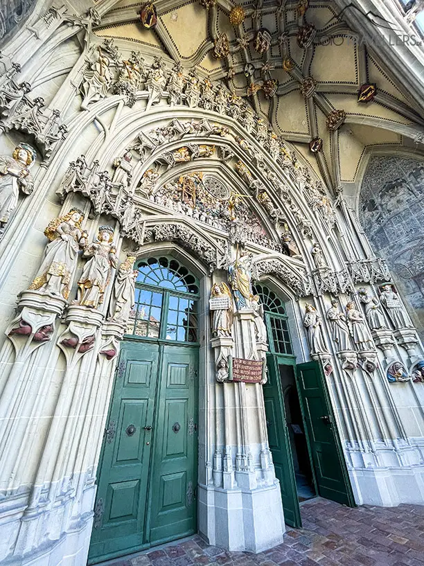 Blick auf das Portal des Berner Münster