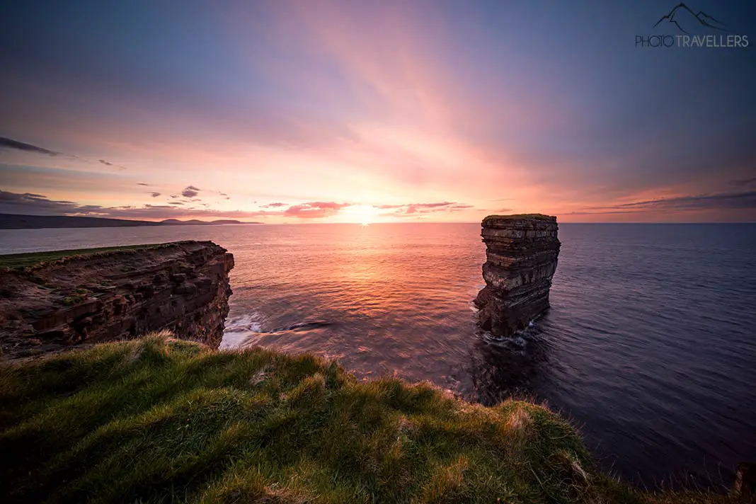 Der Downpatrick Head in der Irischen See im Abendlicht