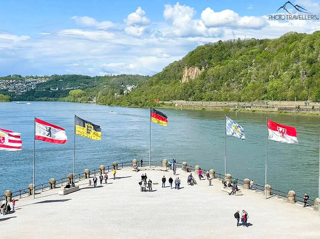 Blick von oben auf das Deutsche Eck in Koblenz mit den zwei Flüssen