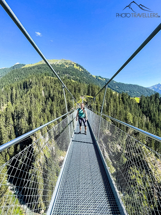 Biggi auf der Hängebrücke Holzgau