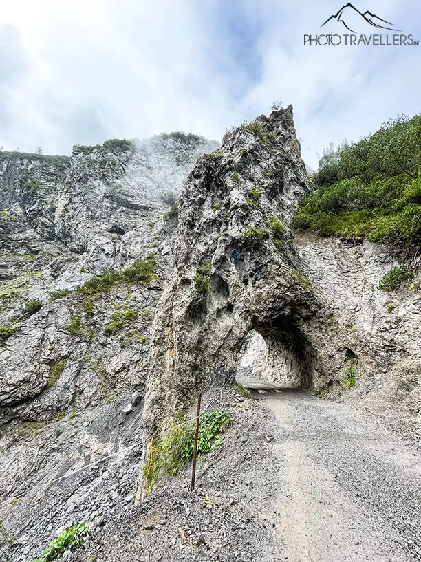 Ein Tunnel in einem Felsen