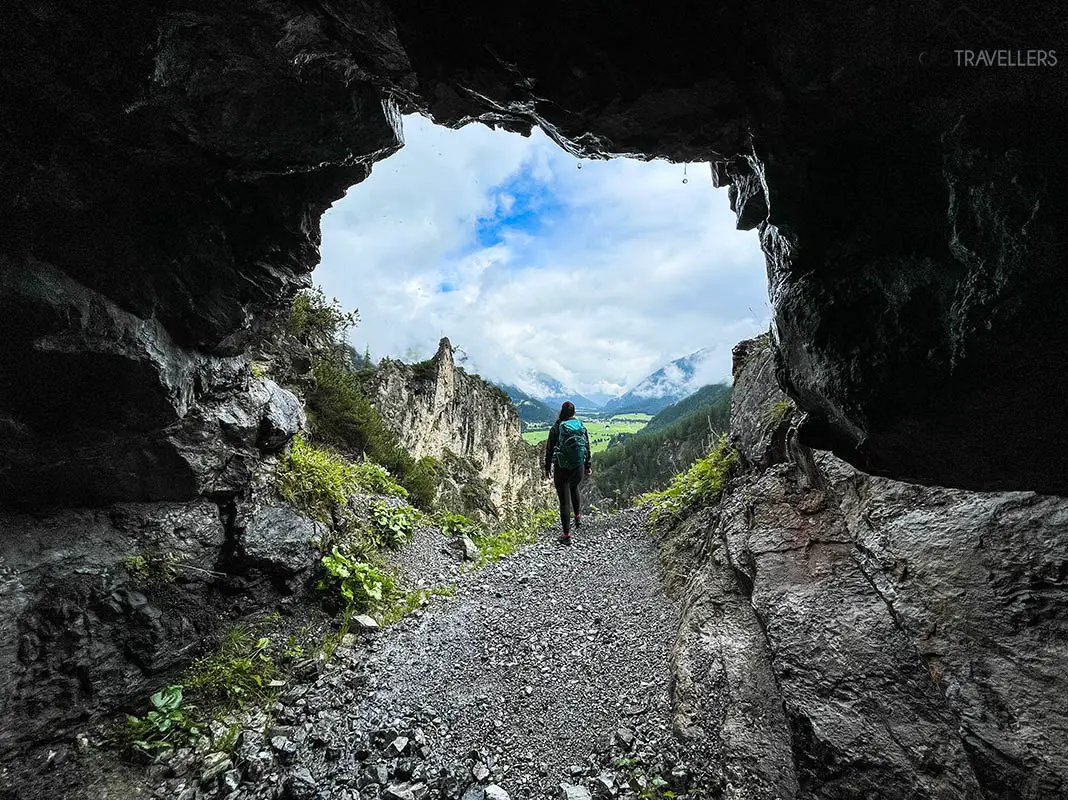 Biggi in einem Tunnelausblick auf dem Tunnelweg im Lechtal