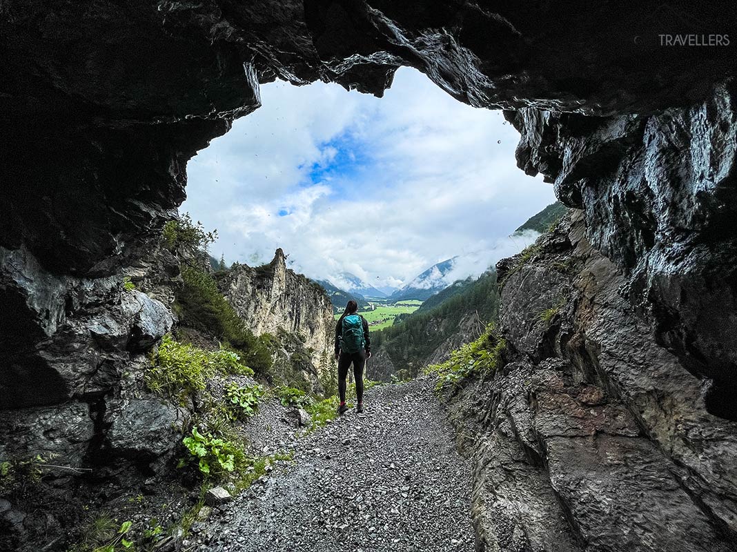 Biggi in einem der Tunnel auf dem Weg zur Sulzlalm