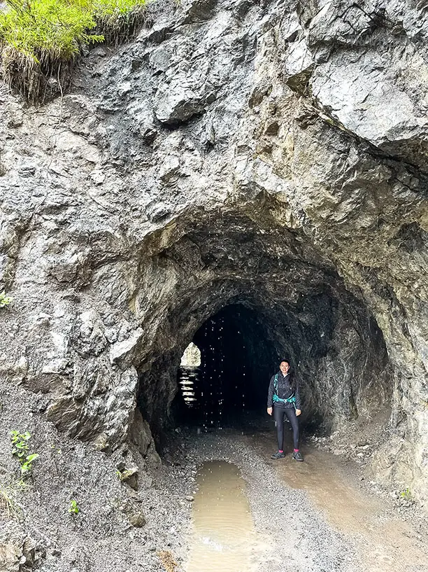 Biggi vor dem ersten Tunnel auf dem Tunnelweg