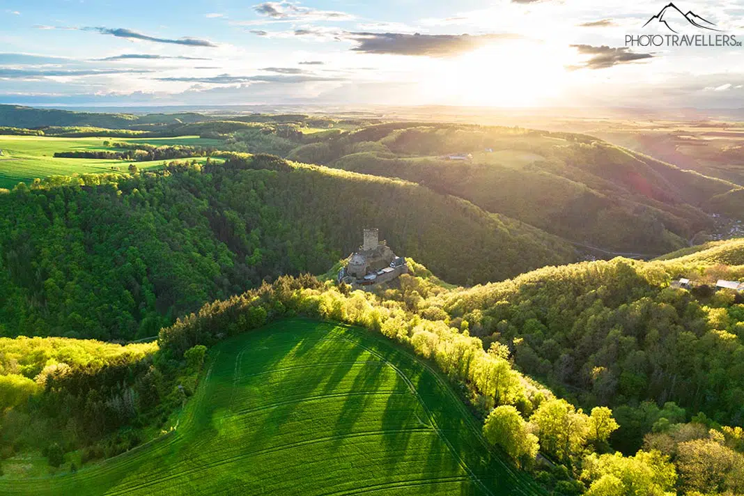 Blick aus der Luft auf die Ehrenburg in Rheinland-Pfalz