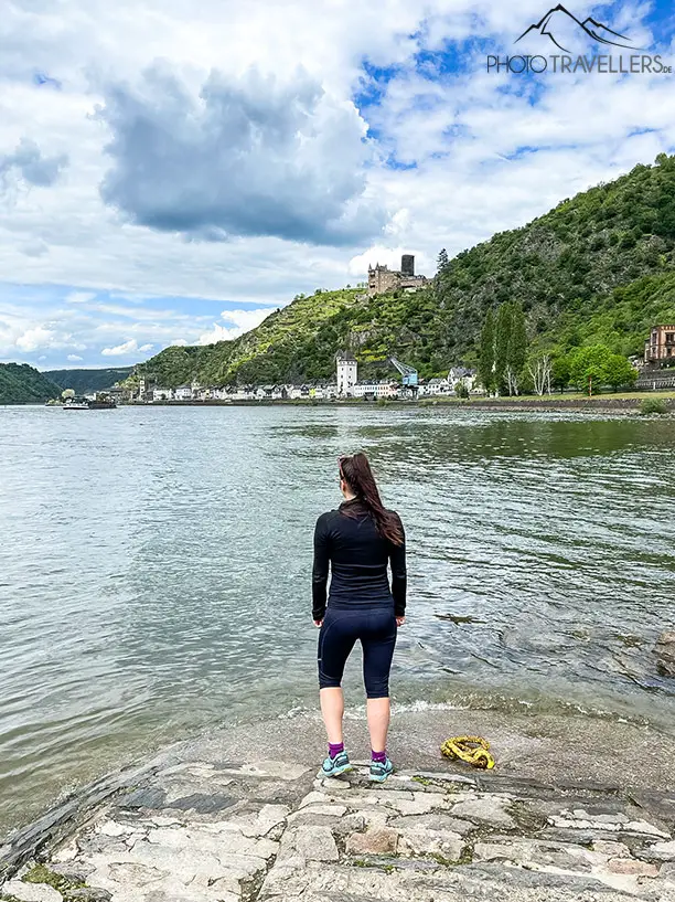 Biggi schaut auf den Rhein an der Loreley