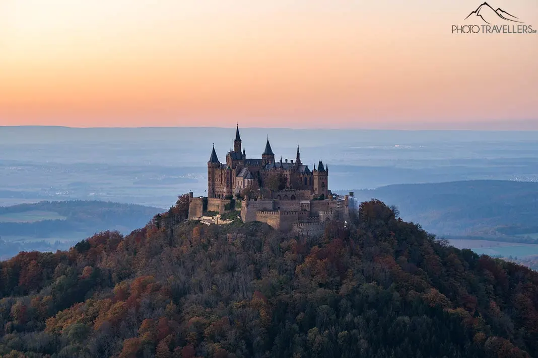 Der Blick auf die Burg Hohenzollern am Abend