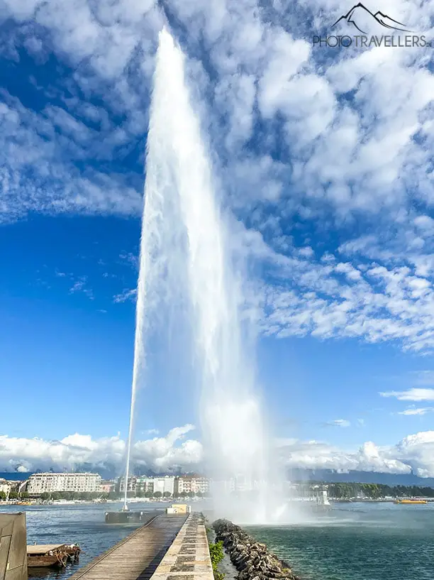 The Jet d'Eau fountain from a close-up