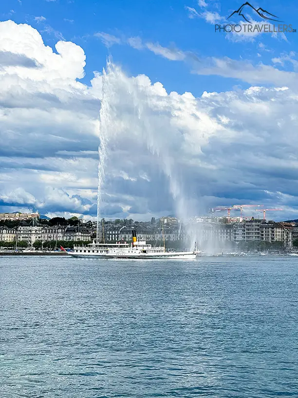 Die Fontäne in Genf steht zentral im See