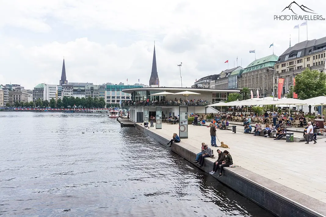 Menschen am Ufer der Binnenalster in Hamburg