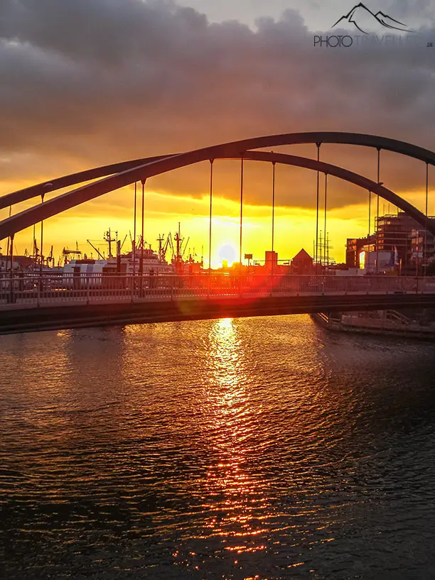 Eine Brücke im Abendlicht in Hamburg
