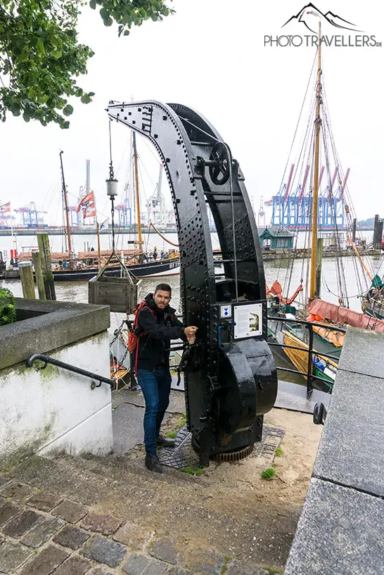 Flo an einem alten Kran im historischen Hafen von Hamburg