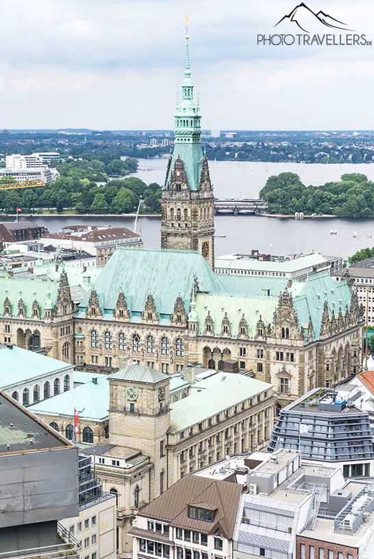 Der Blick aufs Rathaus vom Nikolai Mahnmal in Hamburg