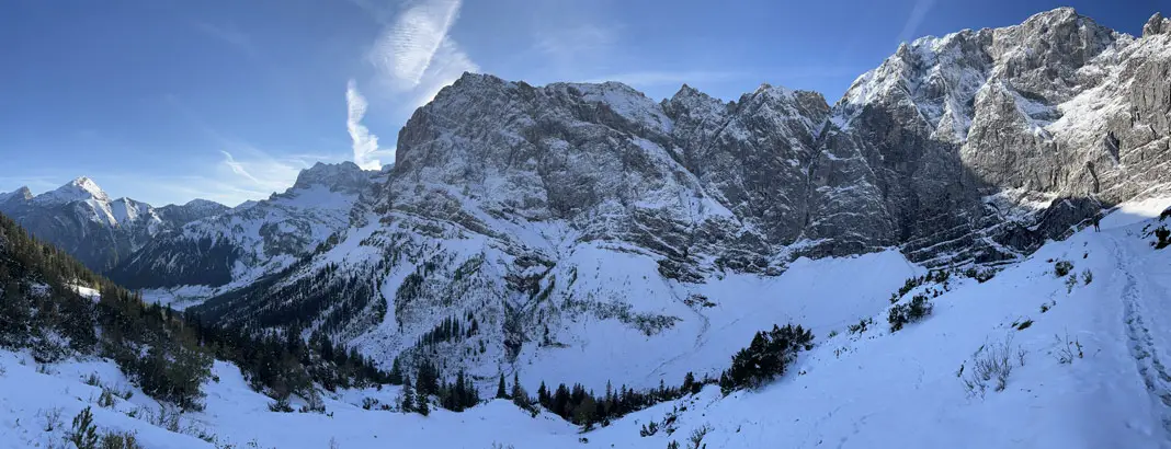 Ein Panorama einer Bergkulisse im Winter