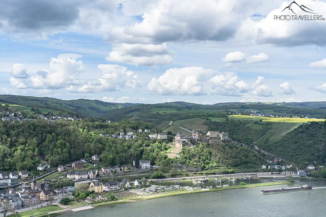 Der Blick vom Dreiburgenblick auf Burg Rheinfels