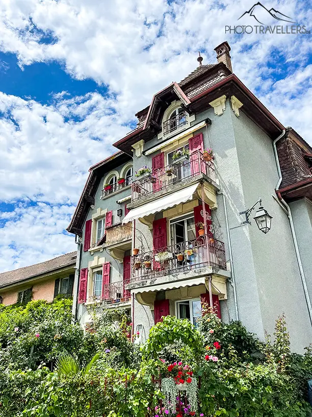 Blick auf ein schönes Haus in Cully am Genfersee