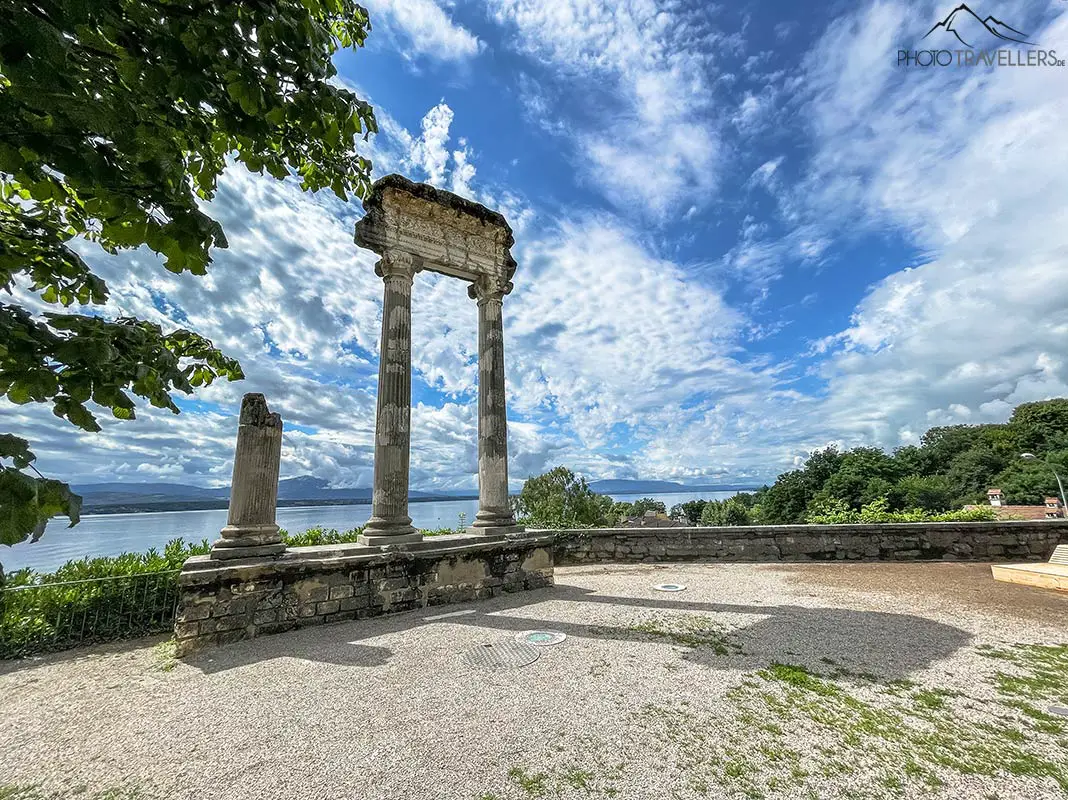 Der Place des Marronniers in Nyon mit Säulen