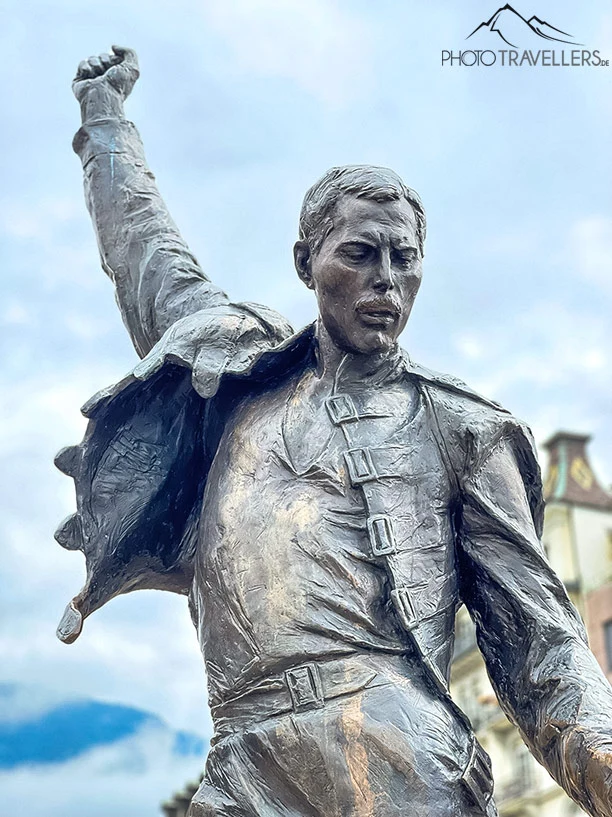 Blick auf die Statue von Freddie Mercury in Montreux am Genfersee