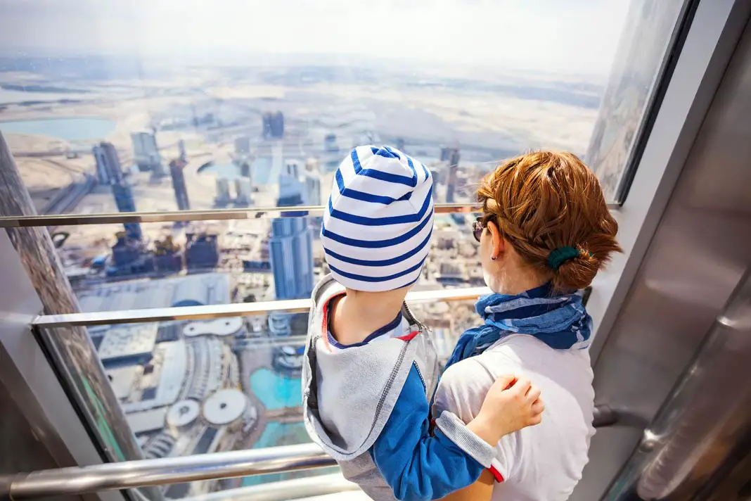 Mutter und Kind auf der Aussichtsplattform des Burj Khalifa