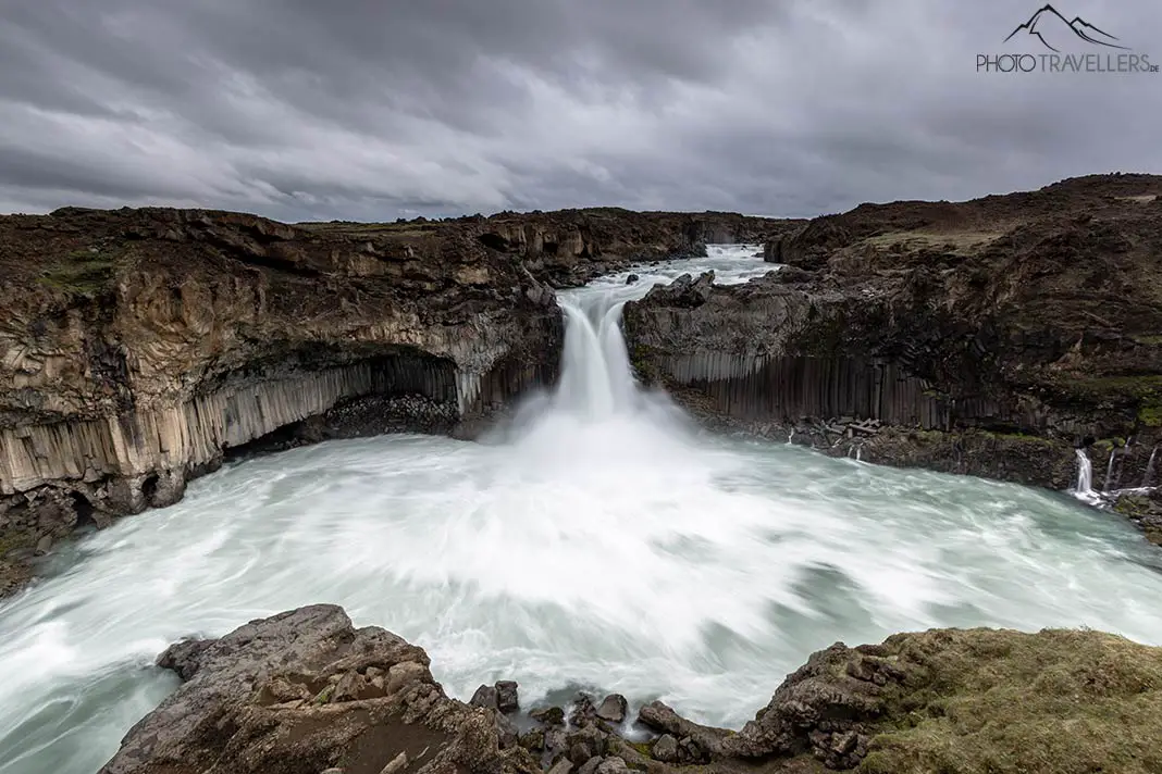 Der Wasserfall Aldeyjarfoss auf Island