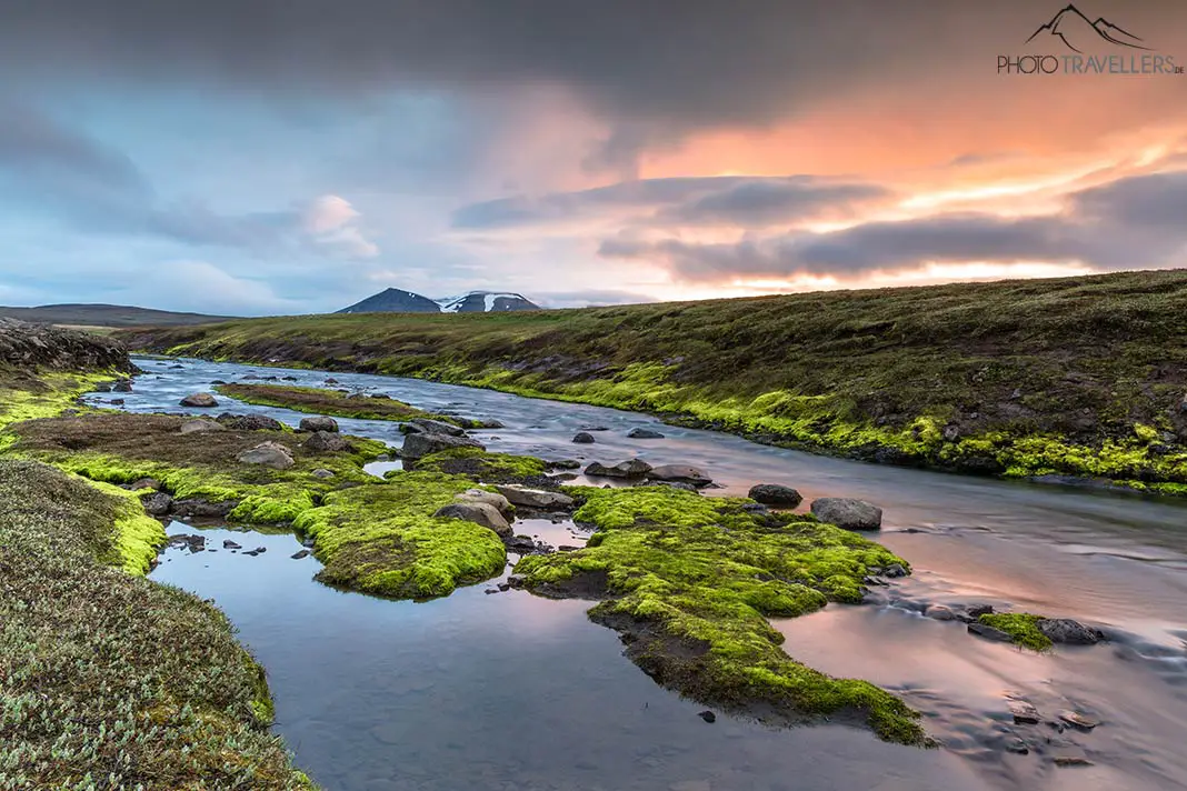 Ein Fluss auf Island im Abendlicht