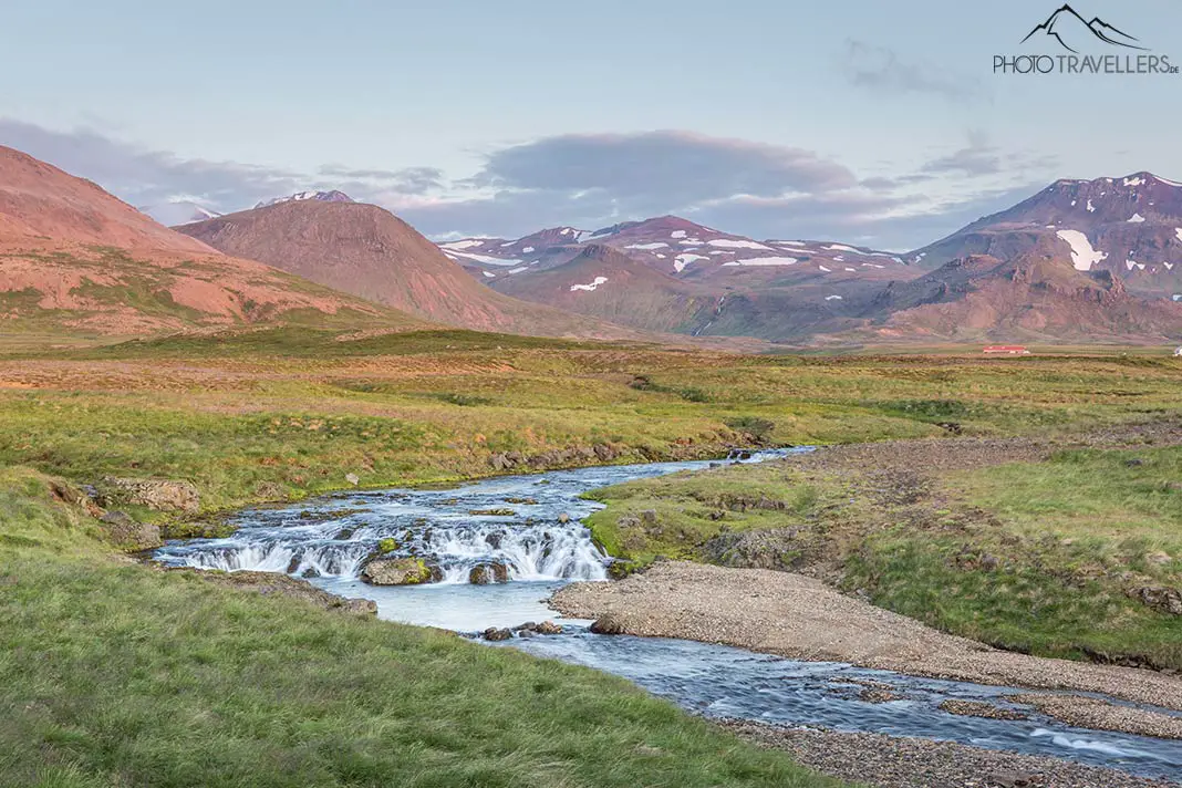 Ein Wasserlauf auf den Westfjorden auf Island