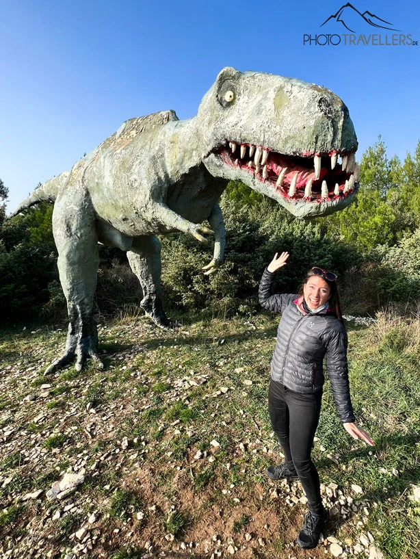 Biggi vor einer Dinosaurierfigur am Kap Kamenjak